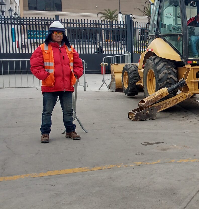 Personal y maquinaria de NPM Constructores en obra
